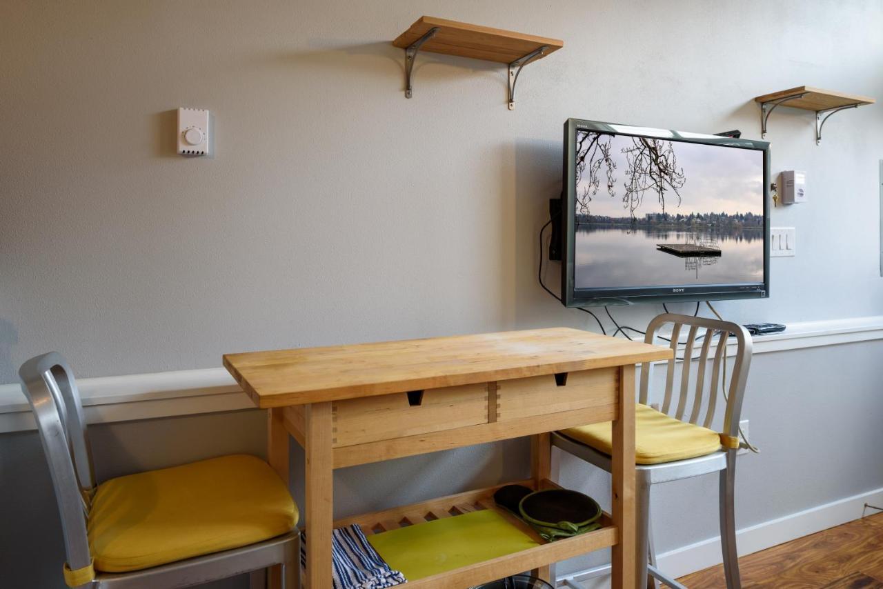 Tiny House By Kabino Mini Modern Tiny Home Heart Of Green Lake Pet Friendly Wifi Loft Up Ladder Plus Sleeper Sofa Сиэтл Экстерьер фото