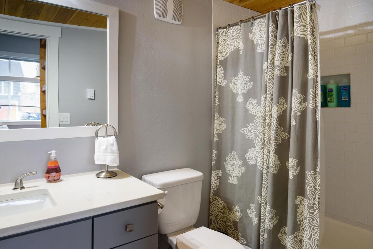 Tiny House By Kabino Mini Modern Tiny Home Heart Of Green Lake Pet Friendly Wifi Loft Up Ladder Plus Sleeper Sofa Сиэтл Экстерьер фото